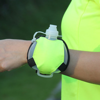 Bouteille de boisson de sport isolée en silicone de qualité alimentaire étanche bouteille d'eau de sport de poignet de course en plein air pour l'école de gymnastique