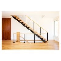 Escalier droit moderne avec structure en acier au carbone et marches en bois, escalier d'appartement intérieur durable