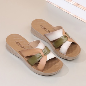 Sandales compensées de luxe pour <span class=keywords><strong>femme</strong></span> en cuir de vachette, confortables, à semelle souple, avec brides croisées et patchwork en cuir, idéales pour l'été en extérieur - Product Image 3