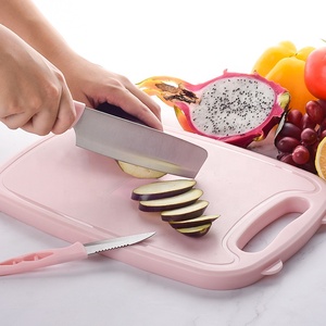 <span class=keywords><strong>Planche</strong></span> à découper carrée multifonctionnelle écologique de conception nouvelle, épaisseur 4,5 cm, <span class=keywords><strong>avec</strong></span> râpe et <span class=keywords><strong>passoire</strong></span>, en plastique PP rose - Product Image 2
