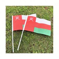 Drapeaux nationaux omanais promotionnels personnalisés en tissu polyester de petite taille, à agiter à la main, avec mât en plastique ou en bois