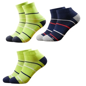 Chaussettes de sport professionnelles antidérapantes et absorbantes pour jeunes, avec grip amélioré, chaussettes de badminton à tube moyen et semelle en tissu éponge - Product Image 2
