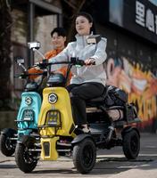 S20-19 Chariot Électrique Compact à 4 Roues avec Dossier et Repose-Pieds Idéal pour les Communautés de Retraite et les Complexes Hôteliers Scooter Électrique de Transport