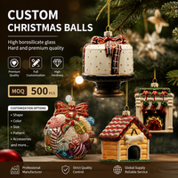 Ornement en verre en forme de gâteau de Noël, fabricant OEM, boule de Noël peinte à la main, boule de Noël à suspendre, décoration de la maison, borosilicate