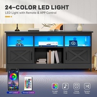 Mueble para TV Negro para Sala de Estar, Centro de Entretenimiento con Gabinetes de Almacenamiento, Tomacorriente y Luz LED, Consola para TV con Puertas Corredizas