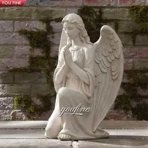 等身大の手彫りの装飾的な屋外天然石彫刻ひざまずく大理石の庭の天使の像