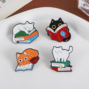 Pin de Esmalte con Diseño de Gato Leyendo un Libro, para Amantes de los Libros - Product Image 4
