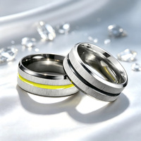 Bague large en acier inoxydable avec accent rainuré rouge, bague bicolore brossée, bijoux de mode en stock, vente en gros