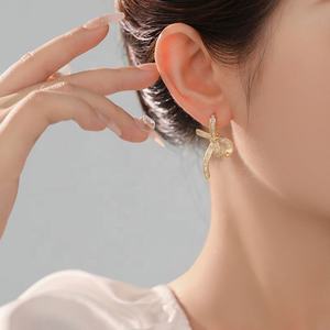Pendientes de Botón Geométricos de Plata de Ley 925 Chapados en Oro con Incrustaciones de Circonita, Diseño Versátil de Alta Gama con Lazo de Cinta, Personalizados para Mujer - Product Image 3