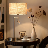 Lampe de table moderne et simple pour hôtel, abat-jour en tissu, lampe de lecture LED rotative, tension universelle, ornement pour salon