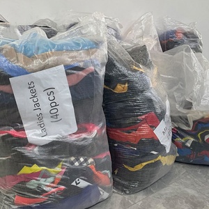 T-shirt da uomo usate di alta qualità, ben lavate, di seconda mano, per attività all'aperto ed escursionismo, fornitura in balle grandi per rivenditori locali - Product Image 3