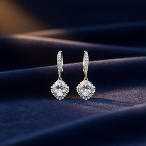 Eleganti orecchini pendenti in argento 925 con cristalli taglio principessa per donna, design geometrico classico con montatura a griffe, gioielli raffinati per matrimoni. - Product Image 2