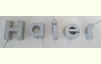 Haier 20cm LED Lettres Lumineuses Moulées Par Injection Plat Intérieur DC 5V Panneau Publicitaire Fond Mur Porte Production En Vrac Personnalisée