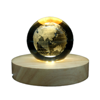 Veilleuse moderne créative 3D à LED avec capteur de mouvement, rechargeable par USB, base lumineuse en bois, finition hêtre, blanc chaud, cristal