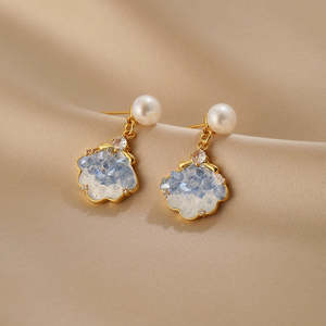 Boucles d'oreilles délicates pour femmes en perles naturelles 1589 avec cristal nuage, design de bijoux élégant - Product Image 1