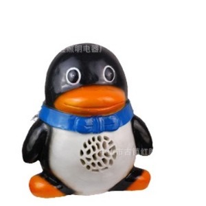 Lampe musicale en plastique en forme de pingouin avec haut-parleur, alimentée par piles, couleur blanc nacré, commande manuelle par bouton, durée de vie de 25 000 heures - Product Image 1