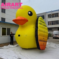Canard gonflable d'activité de thème de plage avec la planche à roulettes