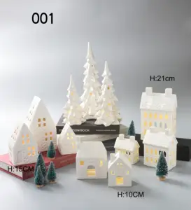 Weihnachts keramik dekorations haus mit hellem, elegantem Wärme haus dekor, mattem Kerzenhalter