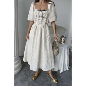 Elegante Vestido de Noche Beige Bordado de Organza sin Espalda, con Cintura Imperio y Corte en A, Hecho a Mano - Product Image 2