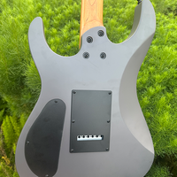 Guitares électriques haut de gamme en gros, 24 frettes, manche en érable torréfié, corps en peuplier, micros HH Alnico V, pont vibrato