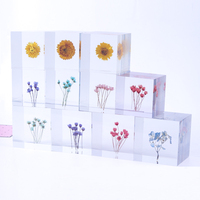 Presse-papiers artisanal en résine époxy transparente avec cube de scorpion véritable et fleur de pissenlit véritable en résine
