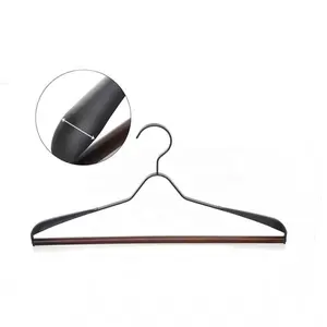 2023 new arrival supplier Hot selling black metal coat hanger with beech wood bar