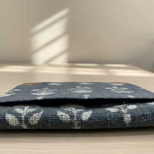 Bolsa para Tablet Hecha a Mano con Estampado de Bloques, Bolsa Organizadora de Tela de Alfombra con Detalles de Cuero, Venta al por Mayor, Exportación a India - Product Image 1