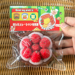 Jouets fantaisie et farfelus en plastique à pincer et à presser avec texture alimentaire framboise et fraise pour enfants - Product Image 2