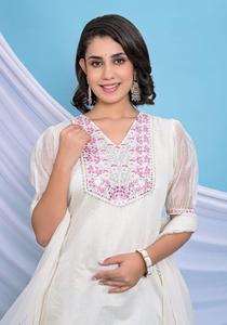 Costume Sharara élégant blanc brodé avec un filet doux Dupatta parfait pour les occasions festives et les sorties élégantes - Product Image 3