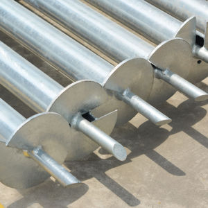 Pieux hélicoïdaux en acier galvanisé pour la fixation au sol et les projets de construction solaire - Product Image 1
