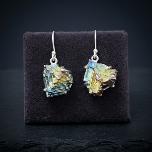 Vente en gros de boucles d'oreilles pendantes en argent sterling 925 avec cristal de bismuth, faites à la main, pour les fiançailles, les mariages et les cadeaux de fête - Product Image 3