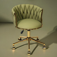 Fauteuil moderne en forme d'ongle de couleur rose avec accoudoirs en velours pour restaurant. Fauteuil avec pieds en métal doré.