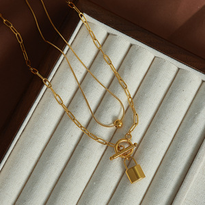 สร้อยคอแบบสองชั้น สไตล์ยุโรปอเมริกัน จี้รูปแม่กุญแจ  วัสดุสแตนเลสสีทอง - Product Image 4