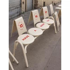 Ensemble de table et de chaises rondes d'extérieur en fer durable personnalisable avec un banc long à visage souriant pour terrasse, salon de thé à bulles, café - Product Image 1