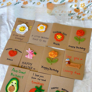 Carte de vœux au crochet personnalisée, artisanat fini fait main en crochet, papier kraft tissé, petite fleur rouge pour la fête des enseignants - Product Image 1