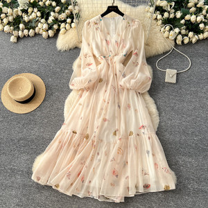 Boutique Großhandel 2026 Herbst Neues Modisches Französisches V-Ausschnitt Kleid mit Laternenärmeln und Hoher Taille Schlankmachendes Bedrucktes Damenkleid - Product Image 1