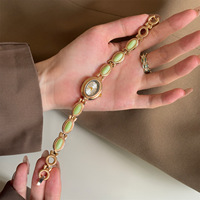 Nouvelle Montre Vintage pour Femme avec Pierres Précieuses Colorées, Luxe Léger, Bijou Rétro Personnalisé en Or, Petite Montre Bracelet Mignonne et Noble