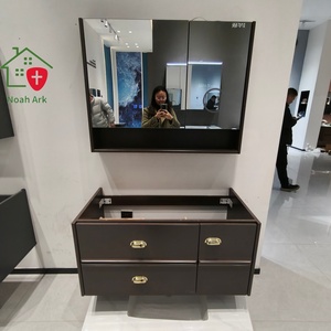 Mueble de Baño Moderno de Lujo en Color Marrón, Diseño de Doble Cajón, Tiradores Dorados, Espejo con Almacenamiento, Construcción en Melamina Lacada - Product Image 1