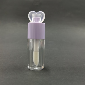 Nuevo tubo de brillo de labios vacío de plástico de 4ml personalizable amor en forma de corazón cosmético transparente al por mayor - Product Image 3