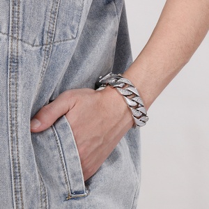 Pulsera de Eslabones Cubanos Iced Out de Acero Inoxidable, Joyería Hiphop para Hombre y Mujer, Color Plata, Pieza Duradera y Destacada con Cierre Seguro - Product Image 3