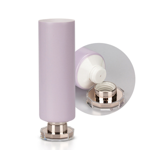 <span class=keywords><strong>Tube</strong></span> souple en <span class=keywords><strong>plastique</strong></span> de <span class=keywords><strong>50</strong></span> <span class=keywords><strong>mm</strong></span> de diamètre avec capuchon polygonal en PMMA <span class=keywords><strong>pour</strong></span> masque facial et nettoyant visage, couleur et logo personnalisés - Product Image 1