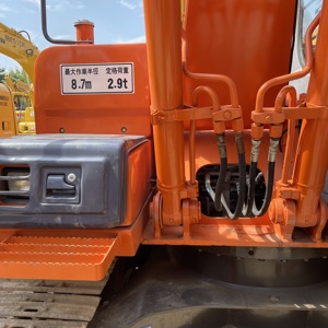 Excavadora de cadenas Hitachi EX200 usada, totalmente funcional, de 11 toneladas, con componentes Kawasaki, capacidad de cazo de 0.52m, potencia de 73kW, en stock. - Product Image 5