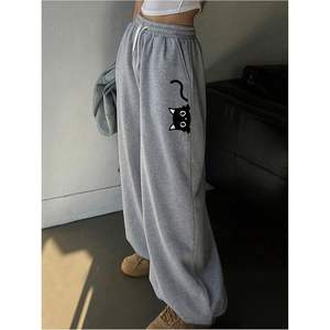 Pantalones de chándal anchos personalizados para mujer, de cintura media con cordón, holgados, con estampado lindo, de tela de rizo transpirable, estilo urbano. - Product Image 2