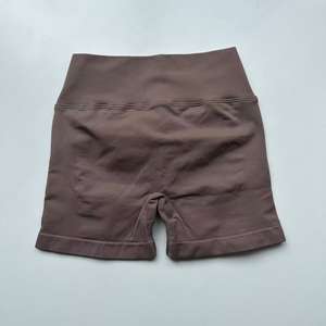 Completo Sportivo da Palestra Hot Seamless con Logo Personalizzato, Pantaloncini Push-Up Arricciati e Reggiseno Nero Incrociato per <span class=keywords><strong>Abbigliamento</strong></span> Sportivo da Donna Outdoor - Product Image 6