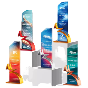 Trophée en cristal avec trophée en métal gravé en forme de pentagramme - Product Image 1