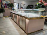 Vitrine en verre moderne de luxe avec lumière LED Présentoir de bijoux en or pour le centre commercial