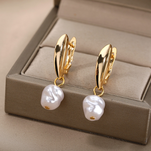 Boucles d'oreilles créoles plaquées or en laiton avec perles irrégulières, bijoux fantaisie pour femme - Product Image 5