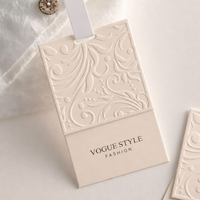 Étiquette de vêtement en papier personnalisable OEM, motif floral en relief, type panneau, avec épingle anti-effraction, écologique, de qualité supérieure