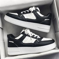 Nouvelles chaussures blanches respirantes pour étudiants masculins, chaussures de sport à semelle épaisse, chaussures décontractées basses à semelle épaisse, chaussures rehaussantes à plateforme.