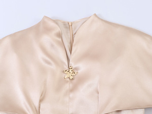 Blusa de satén de lujo para mujer con cuello mandarín y capa - Top peplum ajustado con detalles de botones, OEM/ODM de fábrica de ropa de China - Product Image 5